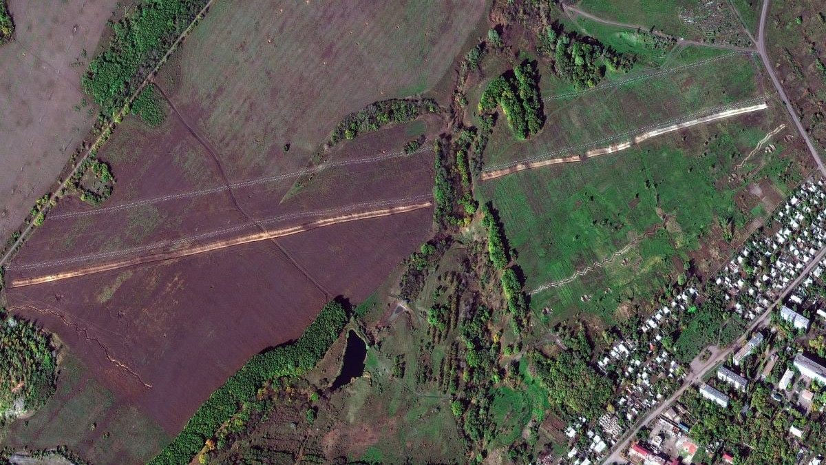 Orosz védővonal a kelet-ukrajnai Donbasz régióban. A MAXAR műholdfelvételén