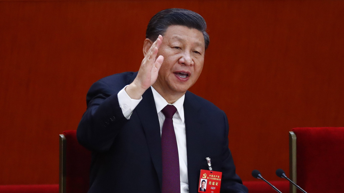 Hszi Csin-ping kínai elnök, a Kínai Kommunista Párt Központi Bizottságának főtitkára a KKP  20. kongresszusának záróülésén a pekingi Nagy Népi Csarnokban 2022. október 22-én.
