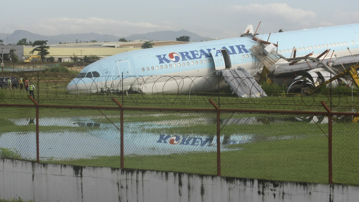 A Korean Air dél-koreai légitársaság balesetet szenvedett repülőgépe a Mactan-Cebu nemzetközi repülőtéren a Fülöp-szigeteki Cebuban 2022. október 24-én. A gép a rossz látási viszonyok miatt leszállás közben túlszaladt a kifutón, a balesetben a fedélzeten tartózkodó utasok és a személyzet közül senki sem sérült meg.