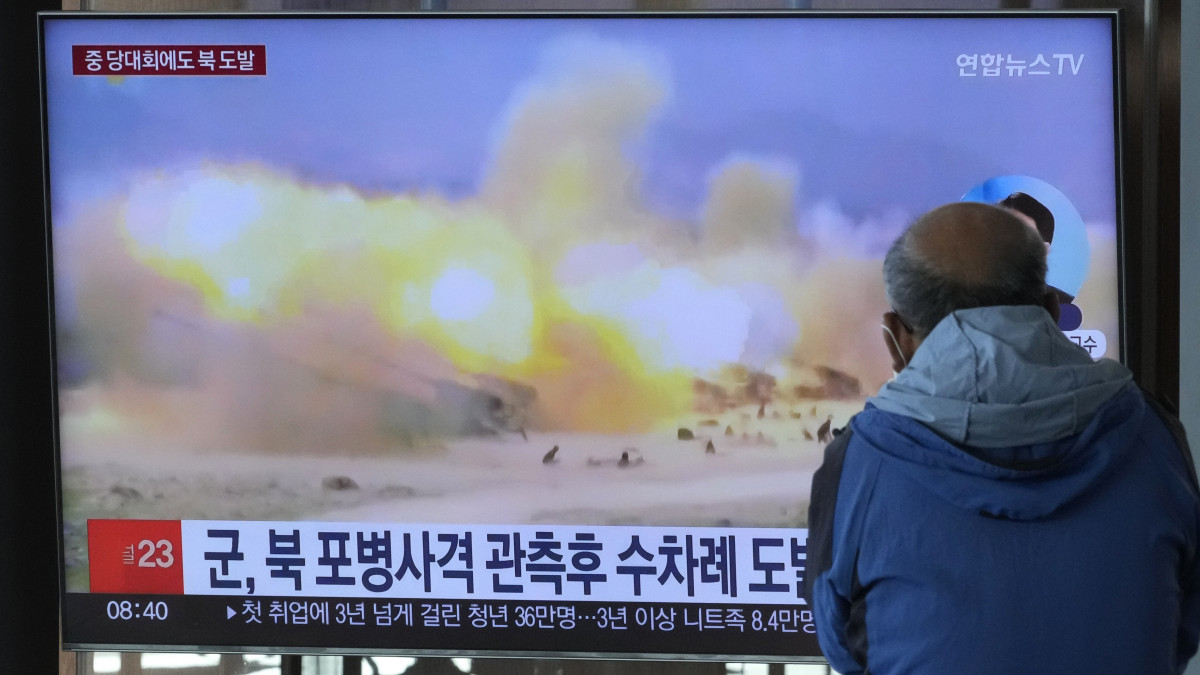 Észak-koreai hadgyakorlatról szóló tudósítást néz egy férfi a szöuli főpályaudvaron 2022. október 19-én. Az észak-koreai hadsereg több mint 250 tüzérségi lövedéket lőtt ki a Dél-Koreával határos felségvizek irányába kora reggel, válaszul a Dél-Koreában zajló hadgyakorlatokra.