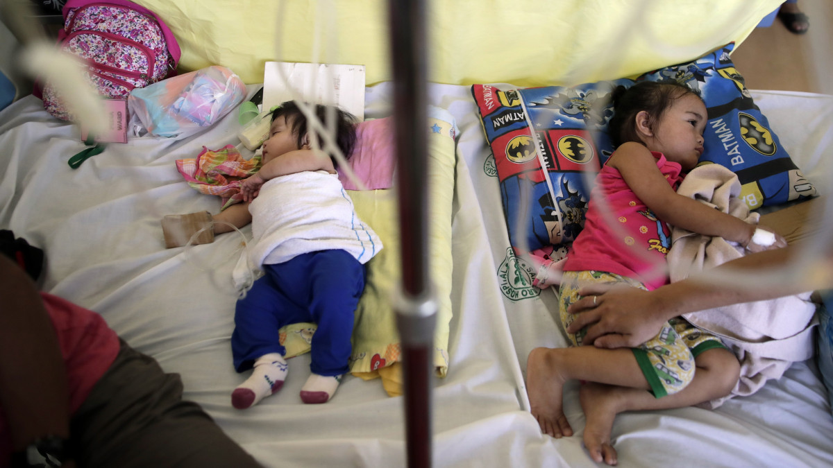 Kanyaróval fertőzött Fülöp-szigeteki gyerekek egy manilai közkórházban 2019. február 7-én. A cseppfertőzéssel terjedő betegség az utóbbi időben 22 ember halálát okozta Luzon szigetén és a Visayan-szigeteken, az áldozatok többsége négyéves kor alatti gyermek.