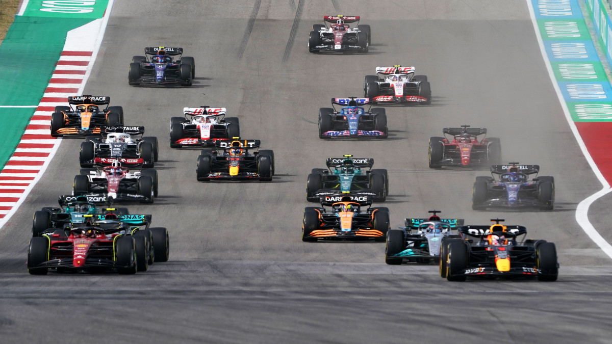 A mezőny a Forma-1-es autós gyorsasági világbajnokság austini futamának, az Egyesült Államok Nagydíjának rajtja után a Circuit of The Americas versenypályán 2022. október 23-án.