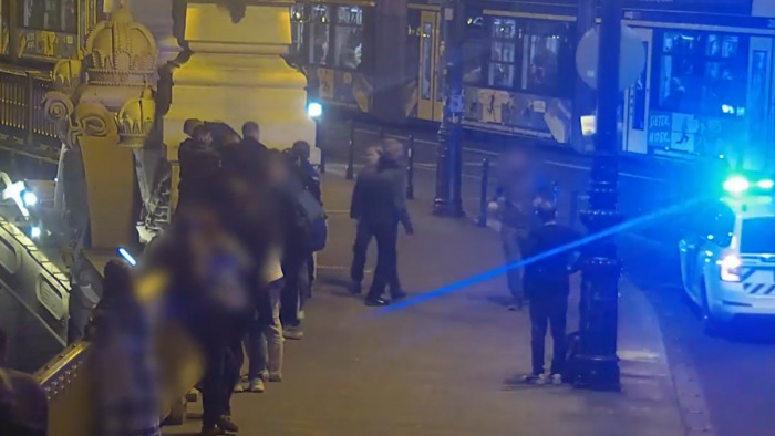 Újabb videó került elő a Margit hídon a rendőrökkel is küzdő lányról