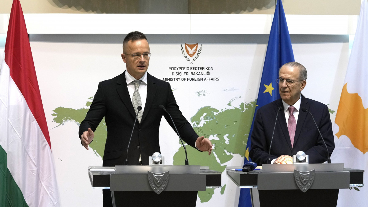 Szijjártó Péter külgazdasági és külügyminiszter (b) és Joánnisz Kaszulidesz ciprusi külügyminiszter sajtótájékoztatót tart Nicosiában 2022. október 24-én.