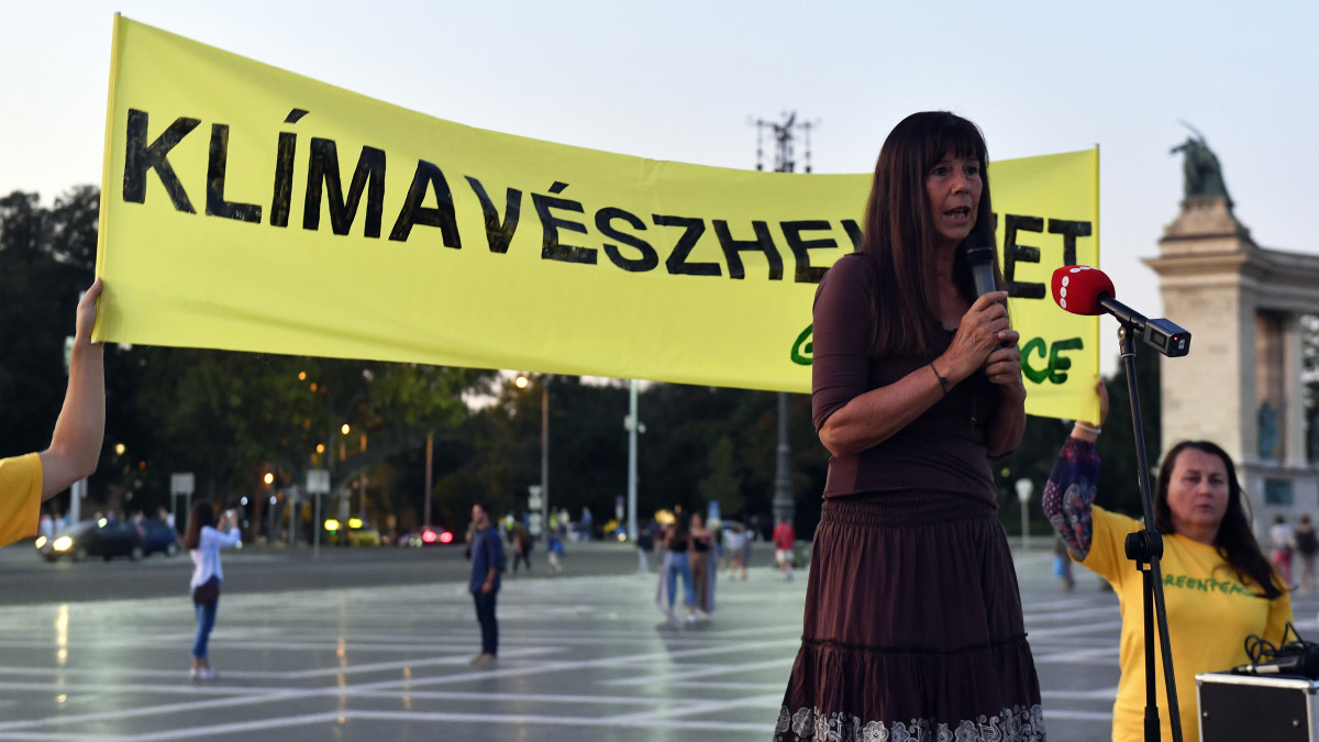 Rodics Katalin, a Greenpeace agrárkampány-felelőse beszédet mond Budapesten, a Hősök terén a környezetvédő szervezet rendezvényén, amelyen az klímavészhelyzetre hívták fel a figyelmet 2019. szeptember 4-én.
