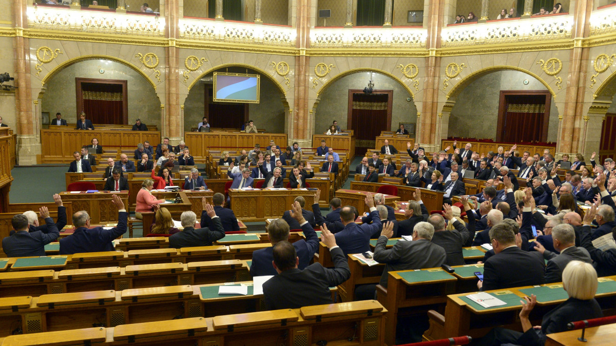 Képviselők szavaznak az Országgyűlés plenáris ülésén 2022. október 24-én.