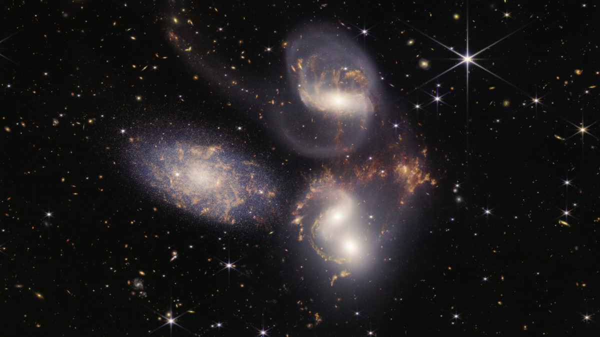A James Webb amerikai űrteleszkóp által készített kép a Stephans Quintet nevű, a Pegazus csillagképben elhelyezkedő, öt galaxisból álló csoportról a NASA pasadenai Jet Propulsion Laboratóriumában 2022. július 12-én. Ez egyike a világegyetem múltját kutató űrtávcső első képeinek, amelyeket a NASA bemutat.
