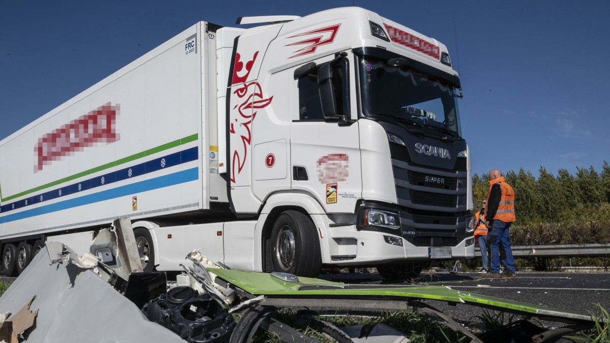 Sérült kamion, miután autóbusszal ütközött az M1-es autópálya főváros felé vezető oldalán a Komárom-Esztergom megyei Mocsa közelében 2022. október 18-án. A balesetben ketten megsérültek.
