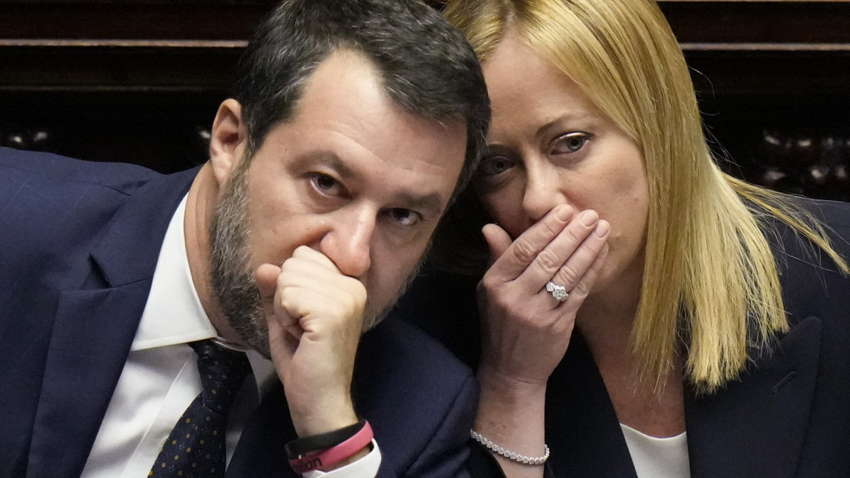 Giorgia Meloni új olasz miniszterelnök egyik helyettesével, Matteo Salvini infrastruktúra- és közlekedésügyi miniszterrel beszél a bizalmi szavazást megelőző, a parlament alsóháza előtt elmondott első kormányfői beszéde után Rómában 2022. október 25-én.