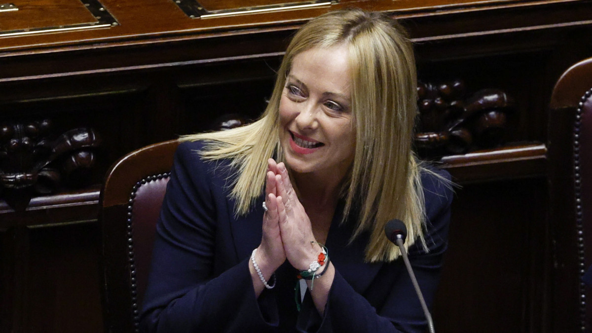Giorgia Meloni új olasz miniszterelnök, az Olasz Testvérek (FdI) párt vezetője a kormányáról tartott bizalmi szavazás előtt a római parlament alsóházában 2022. október 25-én. A szeptember 25-i előrehozott parlamenti választásokon győztes Meloni kormányát október 22-én iktatták be a római államfői rezdencián.