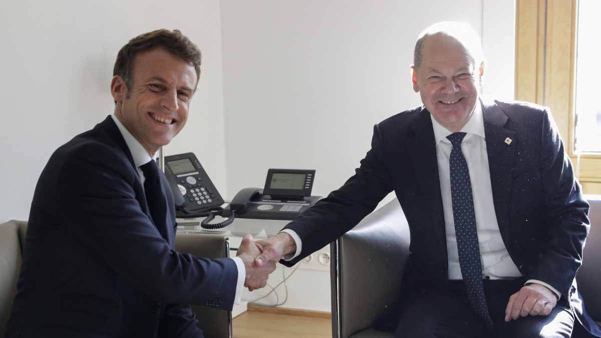 Emmanuel Macron francia elnök (b) és Olaf Scholz német kancellár kezet fog a kétoldalú megbeszélésükön az EU-tagállamok vezetőinek kétnapos tanácskozása előtt Brüsszelben 2022. október 20-án.