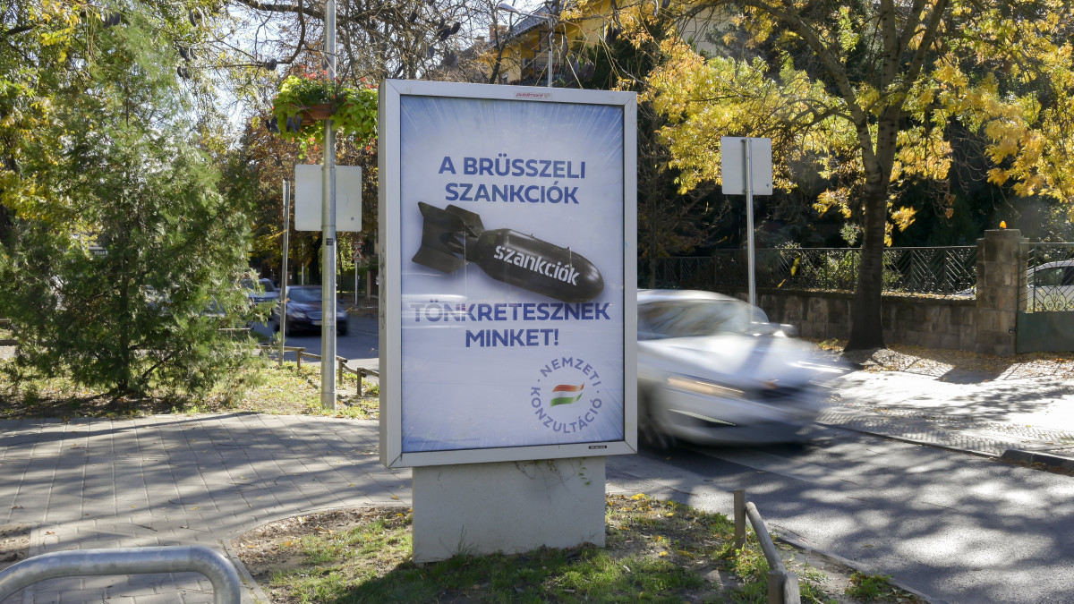 A nemzeti konzultációt hirdető plakát Budapesten, a II. kerületi Pasaréti úton 2022. október 19-én. A brüsszeli szankciókról szóló konzultáció ívén hét kérdés szerepel az Oroszországgal szemben már bevezetett, illetve tervezett szankciós lépésekről, illetve azok következményeiről.