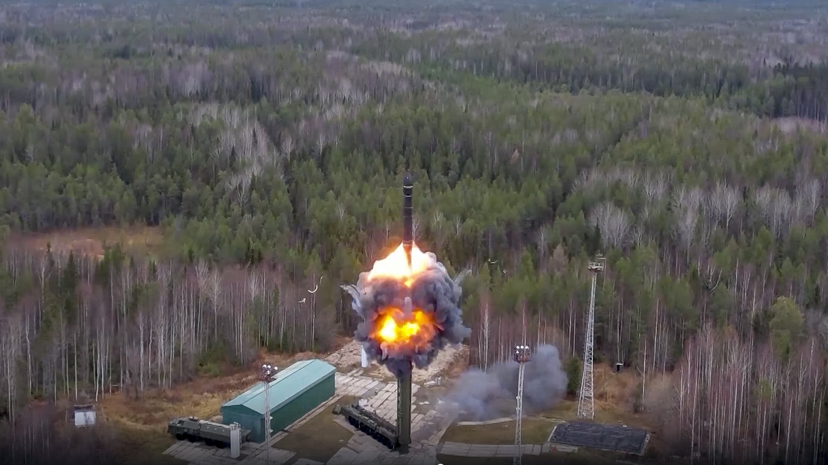 Az orosz védelmi minisztérium által közreadott videóról készített képen egy Jarsz típusú interkontinentális ballisztikus rakétát lőnek ki az orosz nukleáris erők gyakorlatán az északnyugat-oroszországi Pleszeckben 2022. október 26-án, az Ukrajna elleni orosz háború alatt. A Vlagyimir Putyin orosz elnök által videokonferencia keretében megtekintett gyakorlatokon ballisztikus rakétákat és robotrepülőgépeket lőttek ki, és a Kreml szerint az összes célba talált.