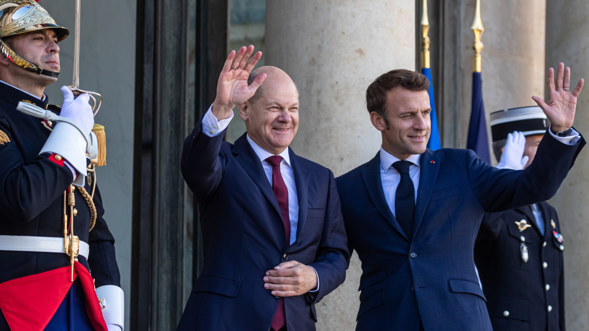 Emmanuel Macron francia elnök (j) fogadja Olaf Scholz német kancellárt a párizsi államfői rezidencián, az Elysée-palotában 2022. október 26-án.