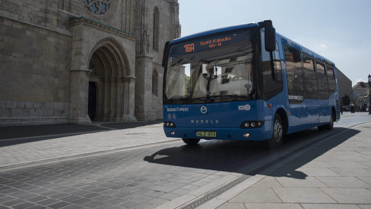 Modulo elektromos midibusz a budapesti Dísz téren 2016. április 30-án. Ezen a napon a budavári 16A és 116-os buszvonalon forgalomba állt az első öt C68E Modulo elektromos meghajtású, akadálymentes, légkondicionált midibusz, amelyet további tizenöt ugyanilyen jármű követ majd a későbbiekben.