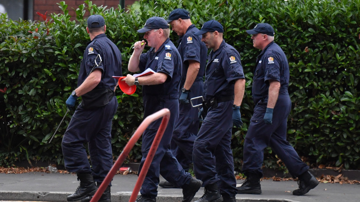 Rendőrök az új-zélandi Christchurchben elkövetett két terrortámadás egyik helyszínén 2019. március 16-án, a 49 halálos áldozatot követelő merényletek másnapján. A város központjában levő Maszdzsid al-Núr és a külső kerületi Linwood mecset ellen elkövetett összehangolt támadásban 48-an megsebesültek. A hatóságok őrizetbe vettek három férfit és egy nőt. A fő gyanúsított, a 28 éves ausztrál Brenton Tarrant ellen tömeggyilkosság miatt vádat emeltek.