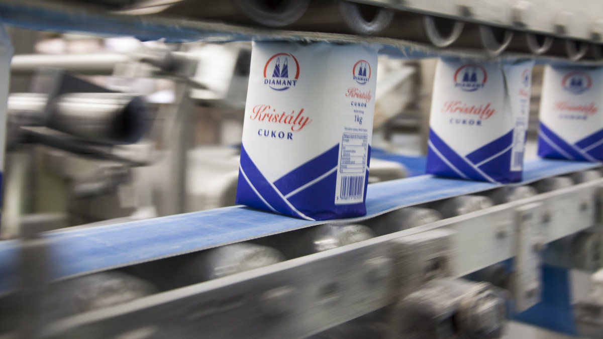Csomagolt kristálycukor egy szállítószalagon az 1. Magyar Cukor Manufaktúra üzemében Kaposváron 2017. január 20-án.