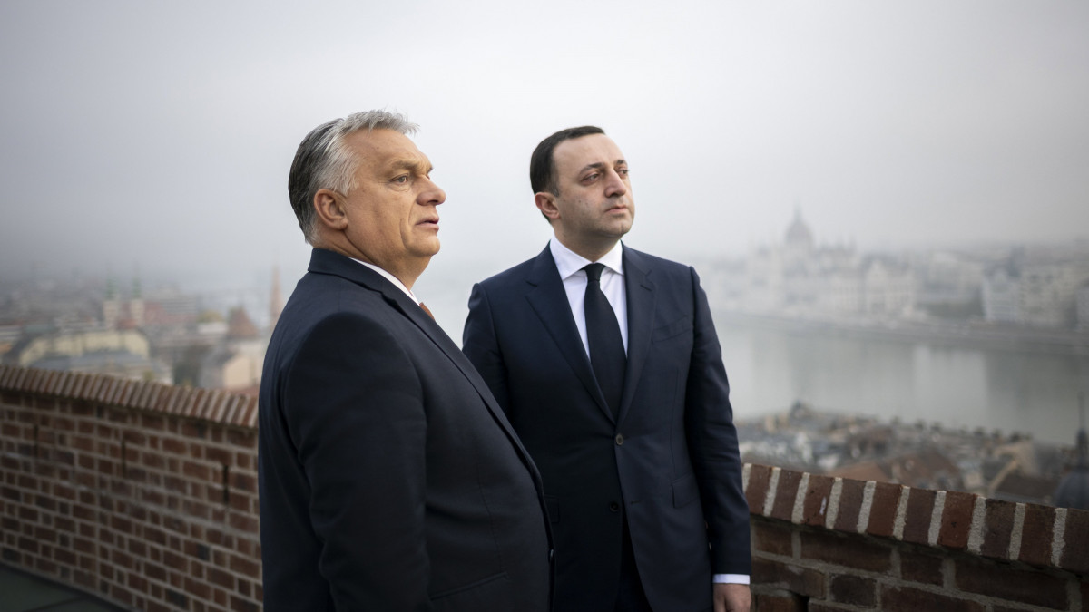A Miniszterelnöki Sajtóiroda által közreadott képen Orbán Viktor miniszterelnök (b) fogadja Irakli Garibashvili georgiai kormányfőt a Karmelita kolostorban 2022. október 27-én.