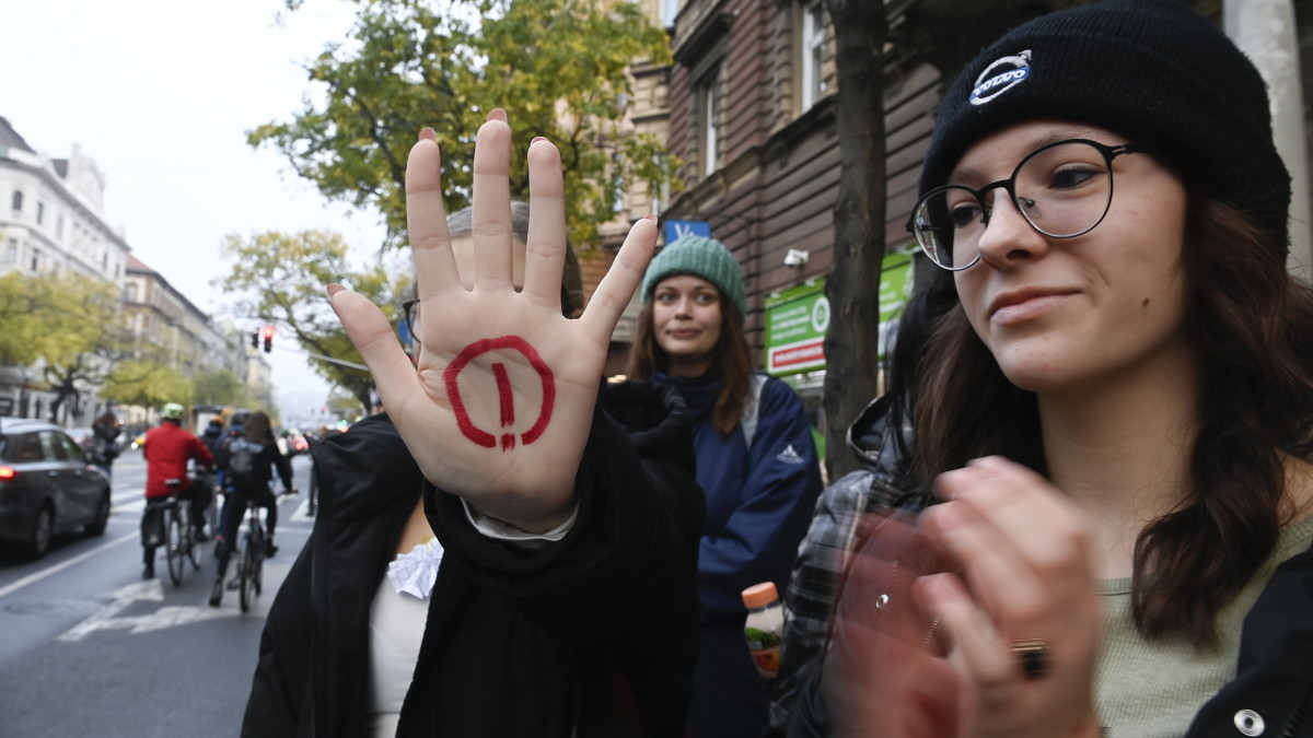 Diákok az élőláncos tiltakozásukon a Szent István körúton 2022. október 27-én. Ezen a napon Budapesten élőláncot alakítottak diákok, szülők, pedagógusok és támogatóik az Egységes Diákfront kezdeményezésére.