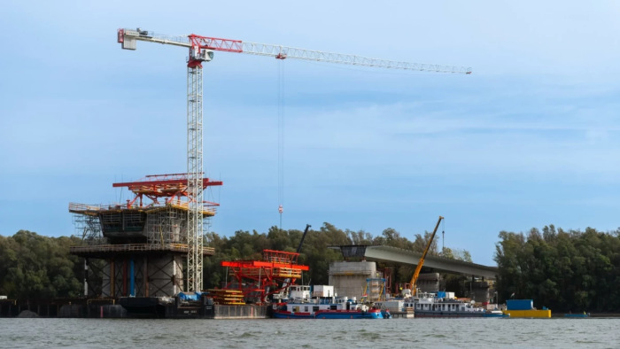 Így áll most az új Duna-híd építése