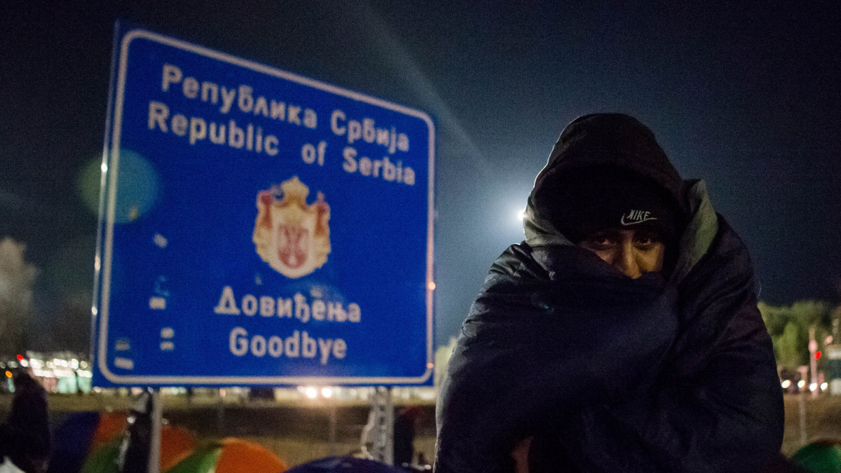 A Szerbiából, a vajdasági Szabadkáról indult migránsmenet tagjai pihennek a Kelebia-Tompa határátkelő szerbiai oldalánál 2020. február 6-án. A szerb hatóságok buszokkal elszállították a befogadóközpontokba a migránskaraván tagjait a kelebiai határátkelőtől.