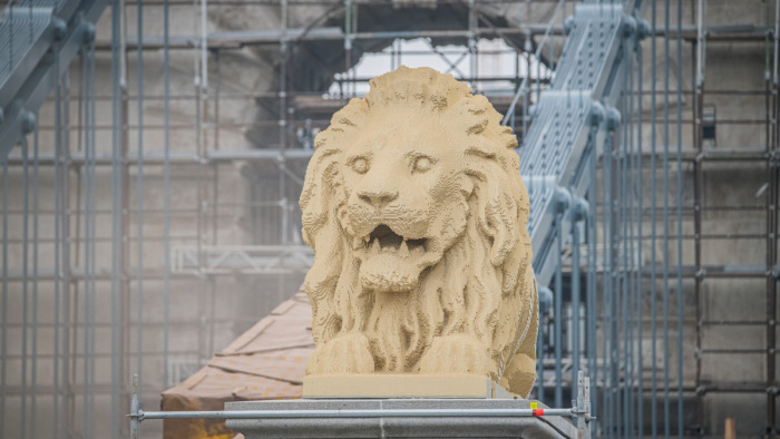 Egy titokzatos oroszlán jelent meg a Lánchídon – képek