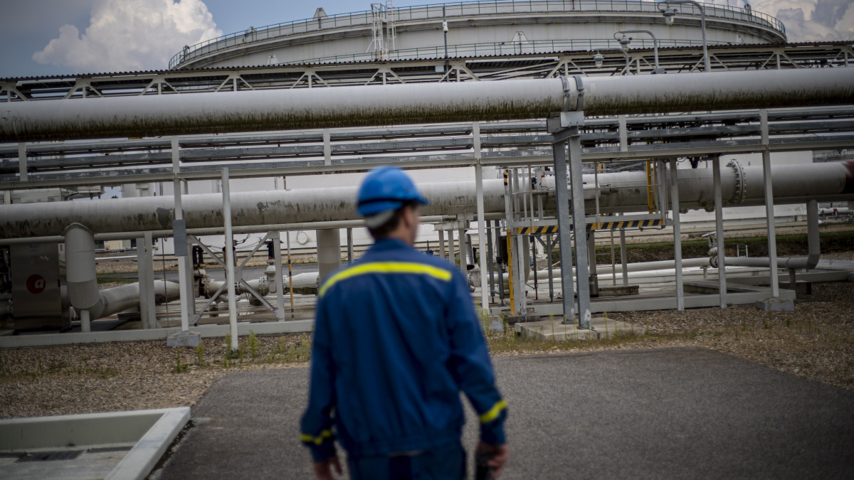 Az orosz kőolajat szállító Barátság csővezeték fogadóállomása a csehországi Nelahozeves környékén működő olajtartálytelepen 2022. augusztus 15-én. Ide fut be a cseh olajimportot biztosító másik vezeték, az IKL csővezeték is. A telep tárolókapacitása 1 675 000 köbméter.