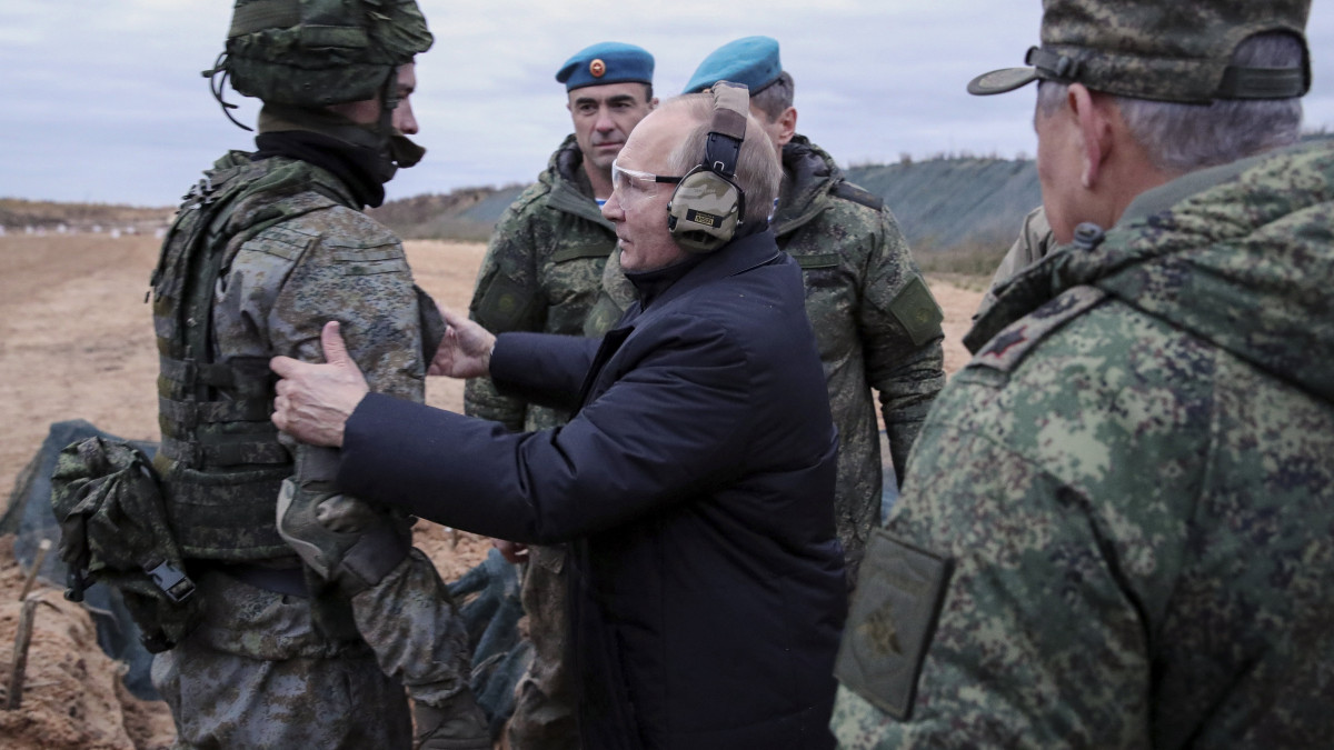 Vlagyimir Putyin orosz elnök (k) látogatást tesz az újonnan hadkötelezettség alá vont férfiak kiképzőközpontjában, a Rjazanyi területen 2022. október 20-án. Putyin az ukrajnai háború miatt szeptember 21-én Oroszországban részleges mozgósítást rendelt el, amely a védelmi tárca szerint mintegy 300 ezer embert érint.