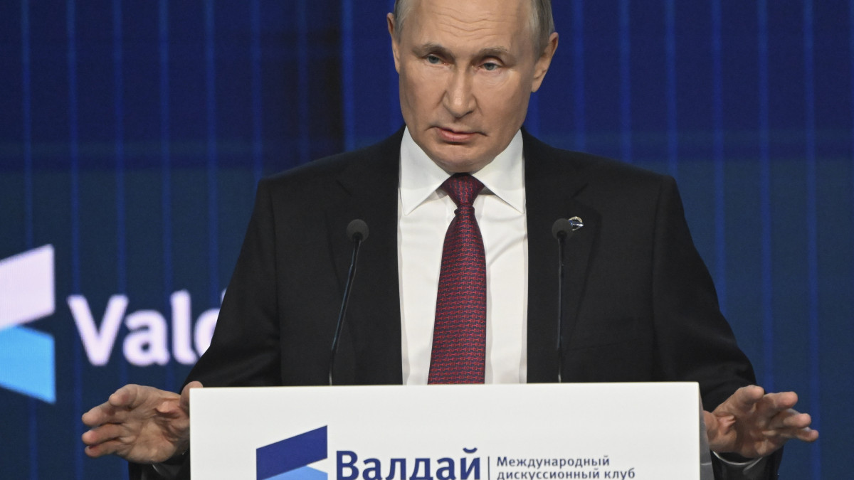 Vlagyimir Putyin orosz elnök a Valdaj nemzetközi vitaklub moszkvai plenáris ülésén 2022. október 27-én.