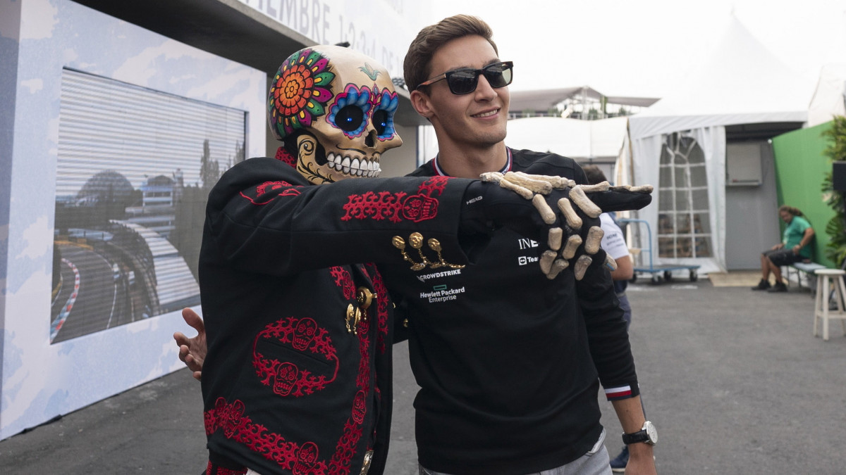 George Russell, a Mercedes brit versenyzője (j) a Forma-1-es autós gyorsasági világbajnokság Mexikói Nagydíjának otthont adó mexikóvárosi Hermanos Rodriguez versenypályán 2022. október 27-én. A futamot október 30-án rendezik.