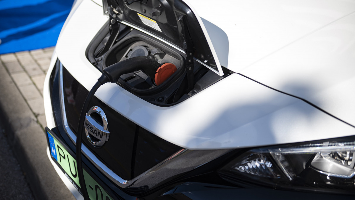 Elektromos meghajtású autót töltenek az Elektromos járművek napján Székesfehérváron 2022. szeptember 18-án. A Székesfehérvári Közösségi és Kulturális Központ negyedik alkalommal, Menő jövő címmel megrendezett eseményén az érdeklődők a technika legújabb vívmányaival találkozhattak, az érvényes jogosítvánnyal rendelkezők ki is próbálhatták az elektromos járműveket.