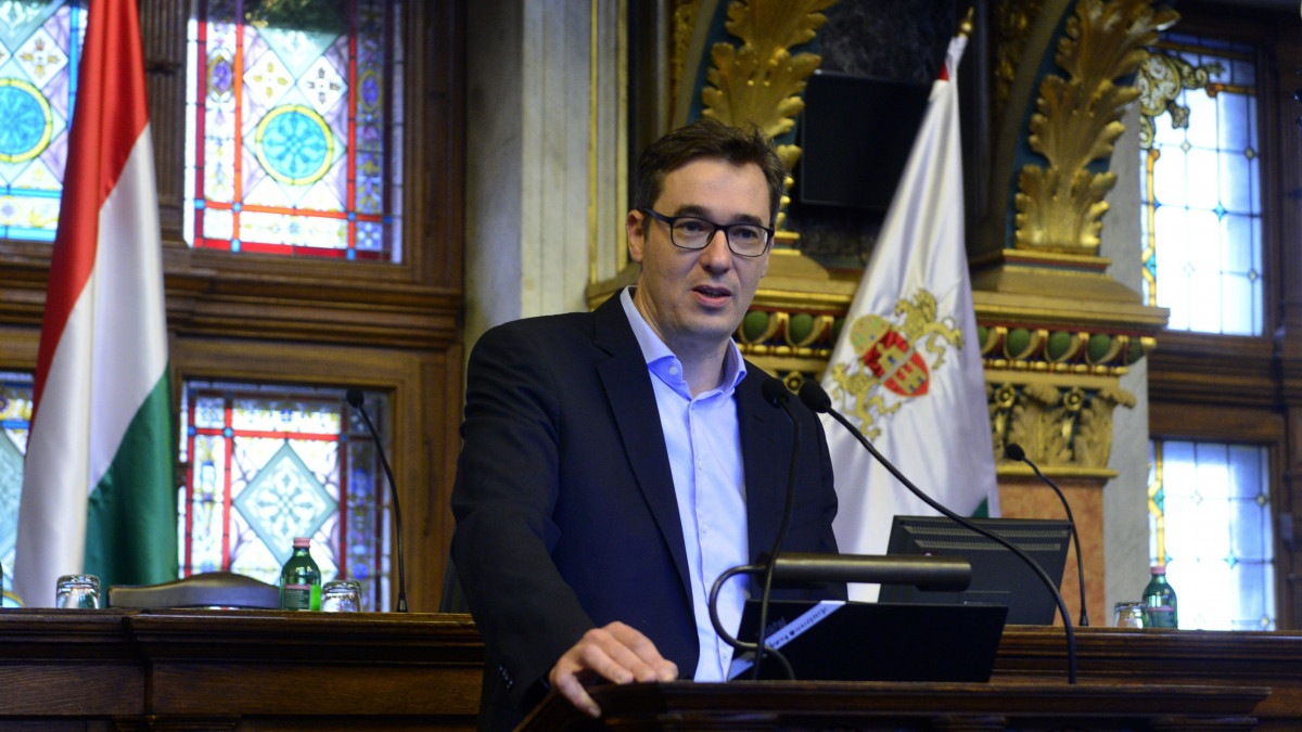 Karácsony Gergely főpolgármester beszédet mond az Önkormányzatok az idősekért című, a fővárosi önkormányzat és a Nyugdíjas Szervezetek Egyeztető Tanácsa által szervezett konferencián az Újvárosháza dísztermében 2022. október 28-án.