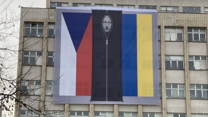 Hullazsákba tett Putyin-portré került a cseh belügyminisztérium épületére