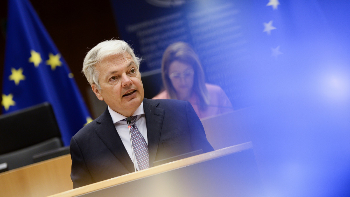 Didier Reynders, az Európai Bizottság igazságügyért felelős tagja az Európai Parlament plenáris ülésének harmadik napján Brüsszelben 2021. április 28-án.