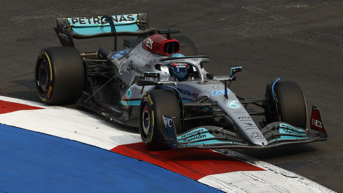 George Russell, a Mercedes brit versenyzője a Forma-1-es autós gyorsasági világbajnokság Mexikói Nagydíjának második szabadedzésén a mexikóvárosi Hermanos Rodriguez versenypályán 2022. október 28-án. A futamot október 30-án rendezik.