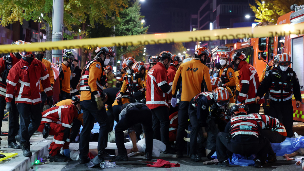 Sérült embereket részesítenek elsősegélyben mentősök Szöulban, ahol legkevesebb százhúsz ember meghalt, százan pedig megsérültek a halloween-ünnepségek idején kitört lökdösődésben 2022. október 29-én.
