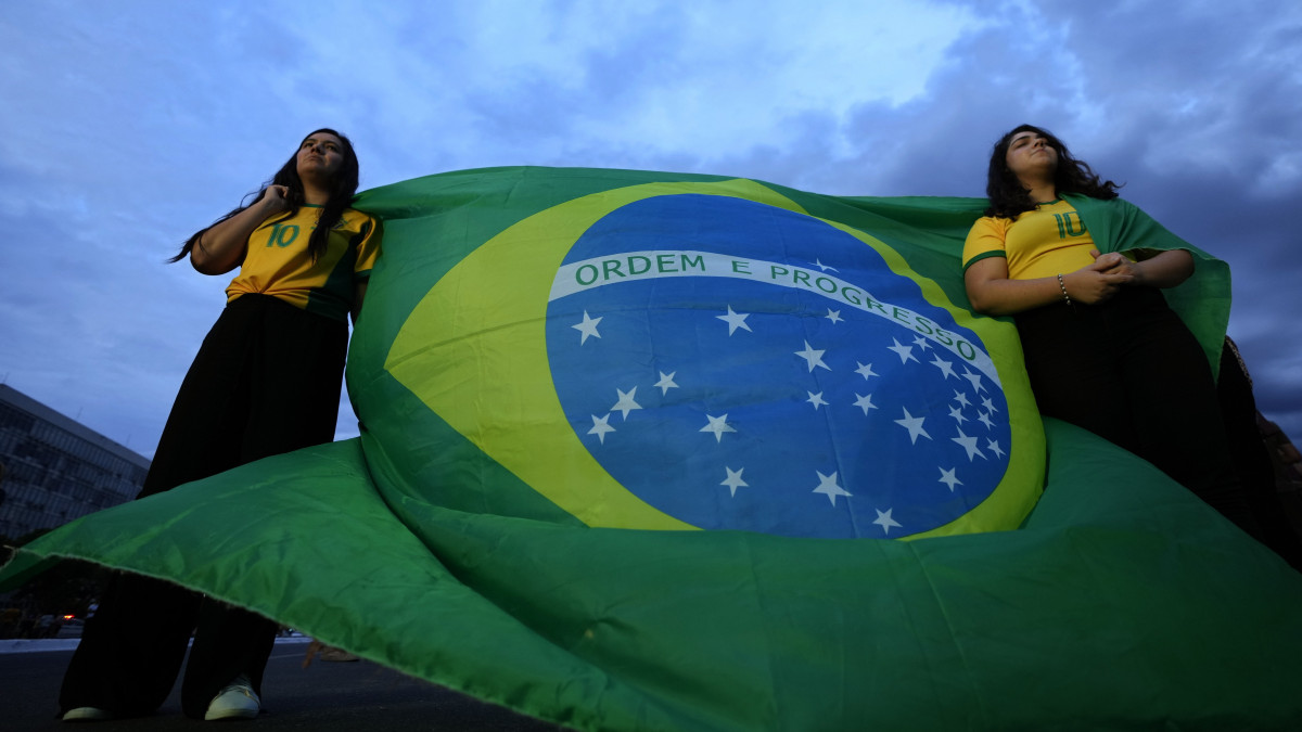 Jair Bolsonaro hivatalban lévő brazil elnök támogatói egy brazíliavárosi kampányrendezvényen 2022. október 28-án. A brazíliai elnök- és parlamenti választások október 2-i első fordulójában a baloldali Lula da Silva volt brazil elnök a voksok 47,99 százalékával győzött, Bolsonaro a szavazatok 43,57 százalékát szerezte meg. A második fordulót október 30-án tartják.
