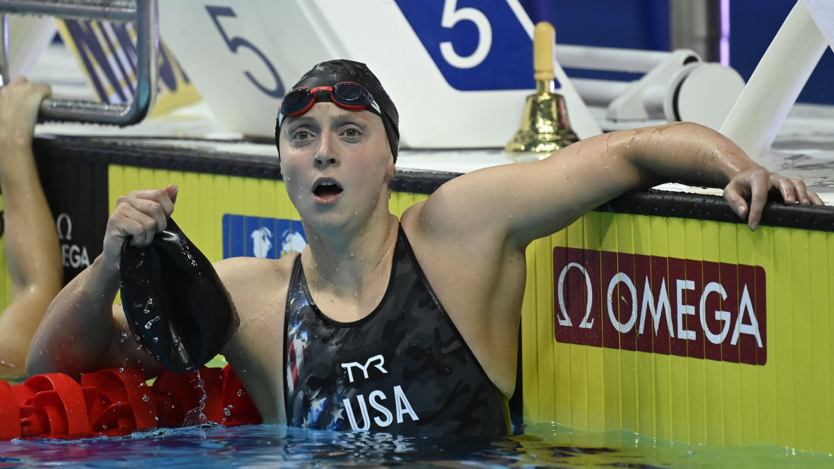 A győztes amerikai Katie Ledecky a női 800 méteres gyorsúszás döntője után a vizes világbajnokságon a Duna Arénában 2022. június 24-én.