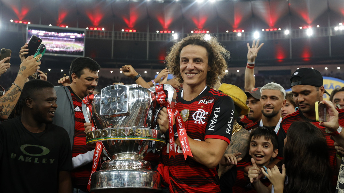 RIO DE JANEIRO, BRAZIL - OCTOBER 19: David Luiz of Flamengo poses with the trophy after winning the second leg match of the final of Copa do Brasil 2022 between Flamengo and Corinthians at Maracana Stadium on October 19, 2022 in Rio de Janeiro, Brazil. (Photo by Buda Mendes/Getty Images)