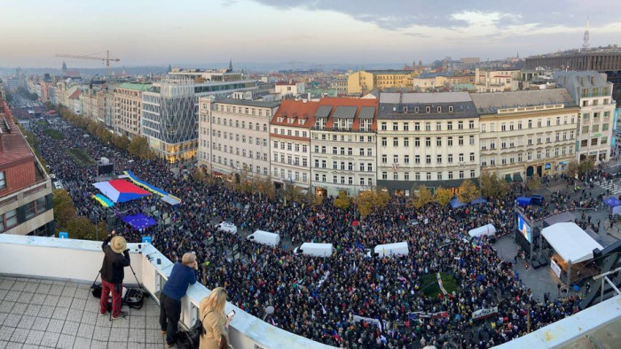 Tízezrek tüntettek Ukrajna mellett Prágában