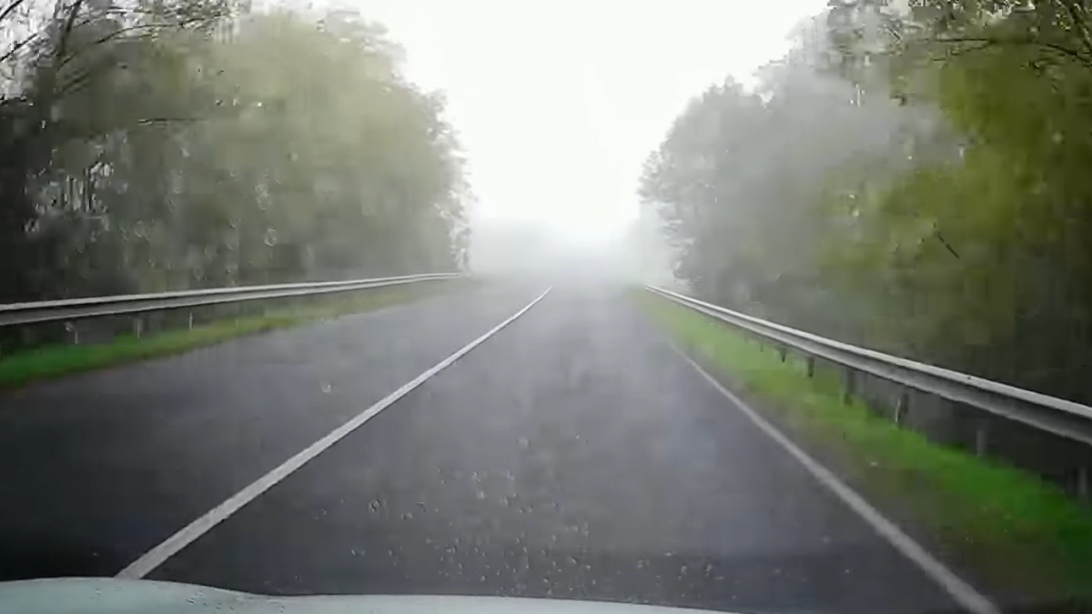 Amikor autó és kamion jön szembe előzéskor a ködben - videón a hajmeresztő esetek