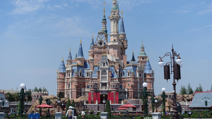 Több ezer szórakozó emberre zártak egy Disneyland parkot