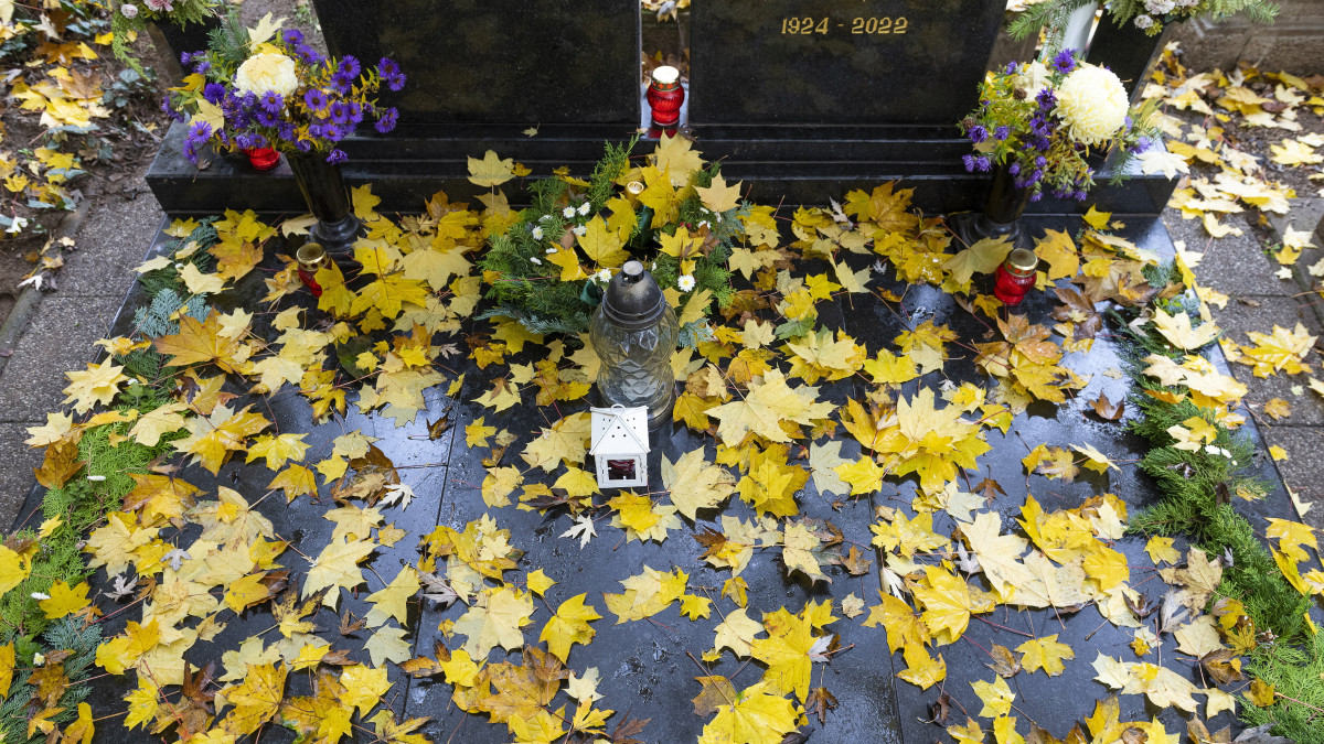Juharlevelekkel borított sír Nyíregyházán, az Északi temetőben mindenszentek ünnepe és halottak napja előtt, 2022. október 30-án. Mindenszentek ünnepe a katolikus egyházban az összes üdvözült lélek emléknapja, a protestantizmus az elhunytakról emlékezik meg november 1-jén. Az ezt követő halottak napja fokozatosan vált egyházi ünnepből az elhunytakról való általános megemlékezés napjává, ezekben a napokban gyertyát, mécsest gyújtunk elhunyt szeretteink emlékére.