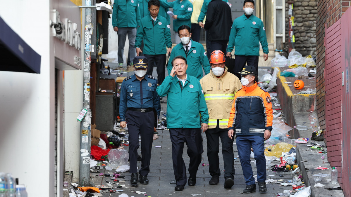 Jun Szok Jol dél-koreai elnök (b2) felkeresi a katasztrófa helyszínét Szöulban 2022. október 30-án, miután az előző nap halálos tülekedés történt a dél-koreai főváros Itevon negyedében rendezett halloweenünnepségen. Legalább 153 ember életét vesztette, 133 megsérült.