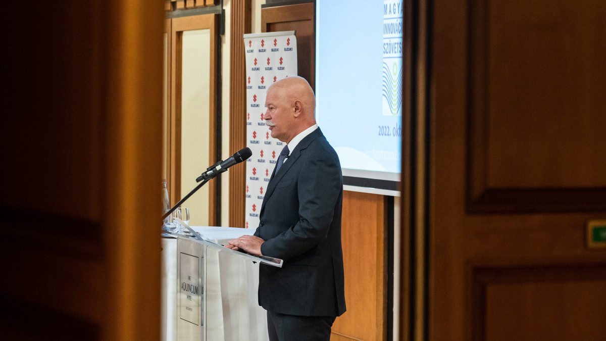 Csák János kultúráért és innovációért felelős miniszter beszédet mond a Magyar Innovációs Szövetség budapesti közgyűlésén 2022. október 28-án.