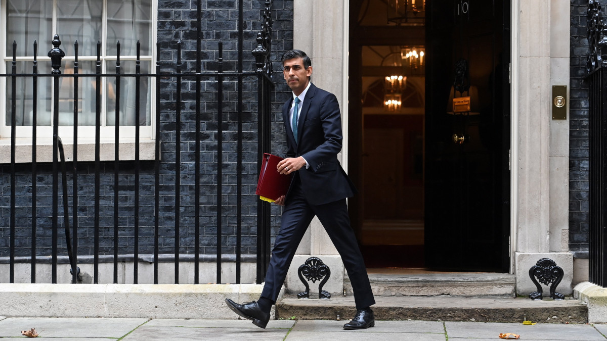 Rishi Sunak új brit miniszterelnök a parlamentbe indul a képviselői kérdések és azonnali miniszterelnöki válaszok szokásos heti alsóházi félórájára a londoni kormányfői rezidenciáról 2022. október 26-án.