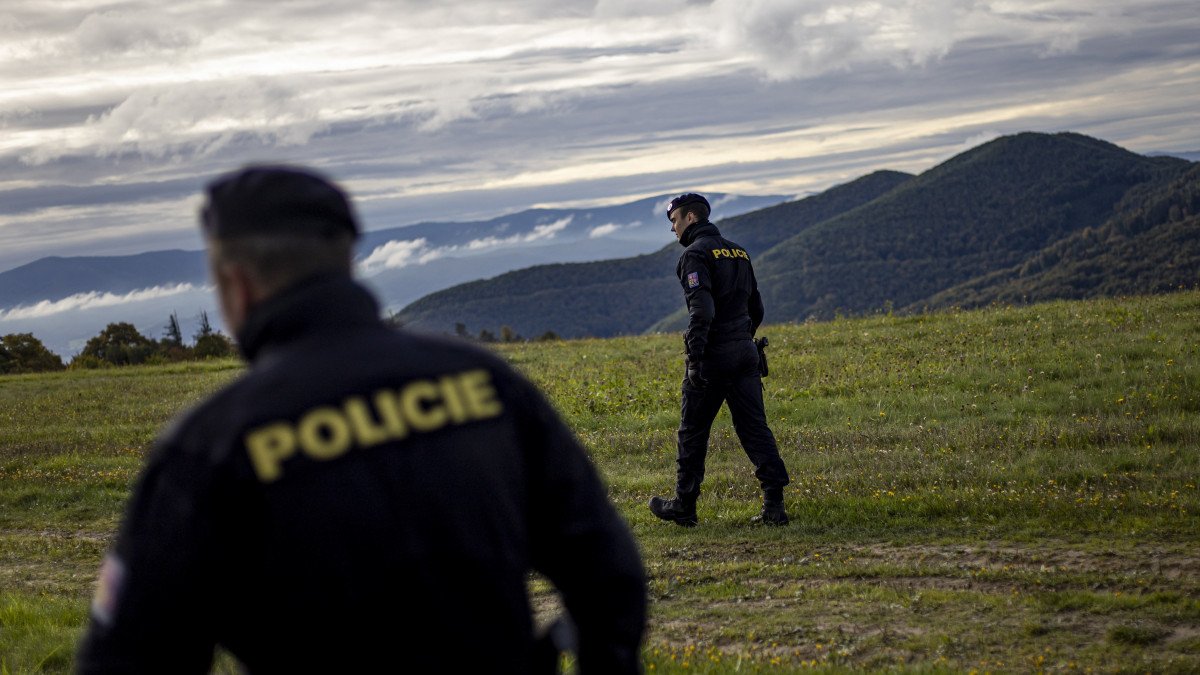 Cseh rendőrök járőröznek a szlovák határon fekvő Stary Hrozenkov környékén 2022. szeptember 29-én. Csehország a mai naptól ideiglenesen a Szlovákiával közös határon 17 közúti, hét vasúti, valamint három folyami átkelőn újította fel az ellenőrzéseket azzal a céllal, hogy korlátozza az illegális bevándorlást.MTI/EPA/Martin Divisek