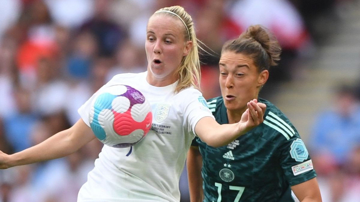 Az angol Beth Mead (b) és a német Felicitas Rauch a női labdarúgó Európa-bajnokság döntőjében játszott Anglia-Németország mérkőzésen a londoni Wembley Stadionban 2022. július 31-én.