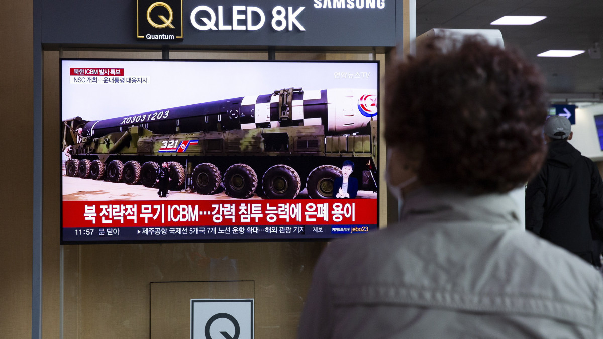 Észak-koreai rakétatesztekről szóló híradást néz egy dél-koreai utas a szöuli főpályaudvaron 2022. november 3-án, amikor az észak-koreai rezsim újabb fegyverkísérletek sorozatát hajtotta végre. A tesztelés során legalább három rakétát bocsátottak fel, köztük egy interkontinentális ballisztikus rakétát, ami miatt a japán kormány evakuálási riasztást adott ki, és ideiglenesen leállította a vonatok közlekedését. Az előző napon Phenjan több mint húsz rakétát bocsátott fel, ez a legtöbb, amit valaha egyetlen nap alatt indított.