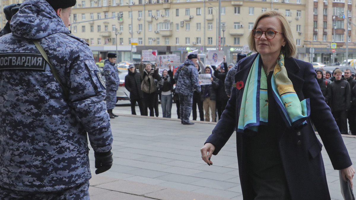 Deborah Bronnert brit nagykövet a moszkvai külügyminisztériumba érkezik 2022. november 3-án. Az orosz külügyminisztérium bekérette a nagykövetet, mert feltételezése szerint brit szakértőknek részük volt az orosz fekete-tengeri flotta ellen október 29-én a krími Szevasztopolban végrehajtott ukrán dróntámadásban.